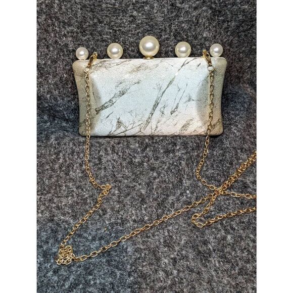Vintage clutch with faux pearl accents and a gold tone chain strap - Picture 3 of 11